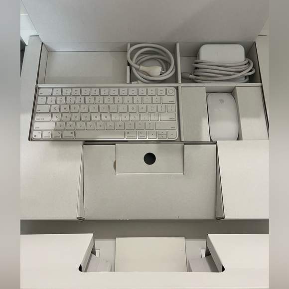 iMAC Desktop Computer 24-Inch 256GB - Picture 2 of 5